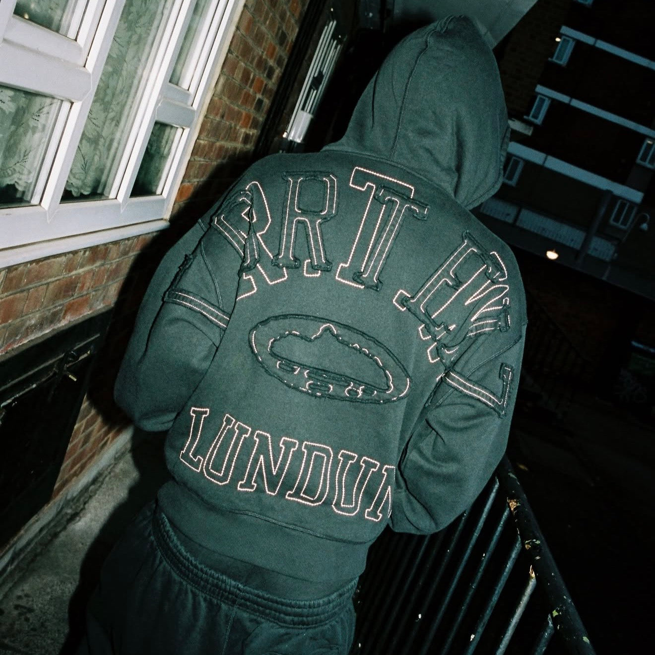 LUNDUN STITCH ZIP HOODIE (BLACK)